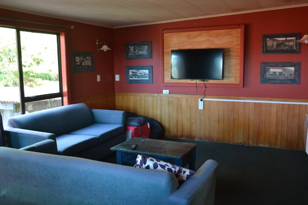 Televiisor ja/või meelelahutuskeskus majutusasutuses Chateau Backpackers & Motels