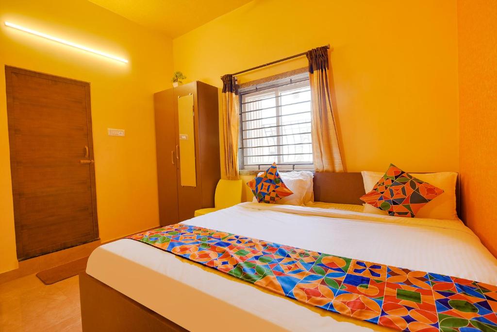 Postel nebo postele na pokoji v ubytování FabHotel Vijaylakshmi Stay Inn - Nr Chennai International Airport