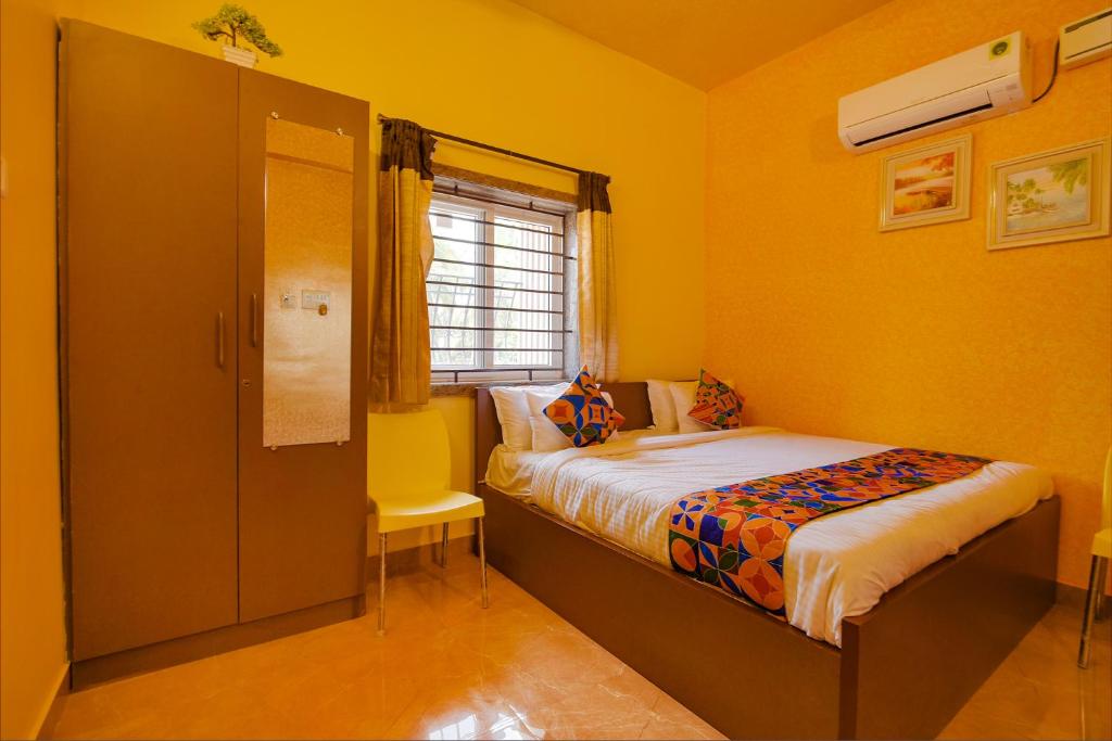Postel nebo postele na pokoji v ubytování FabHotel Vijaylakshmi Stay Inn - Nr Chennai International Airport