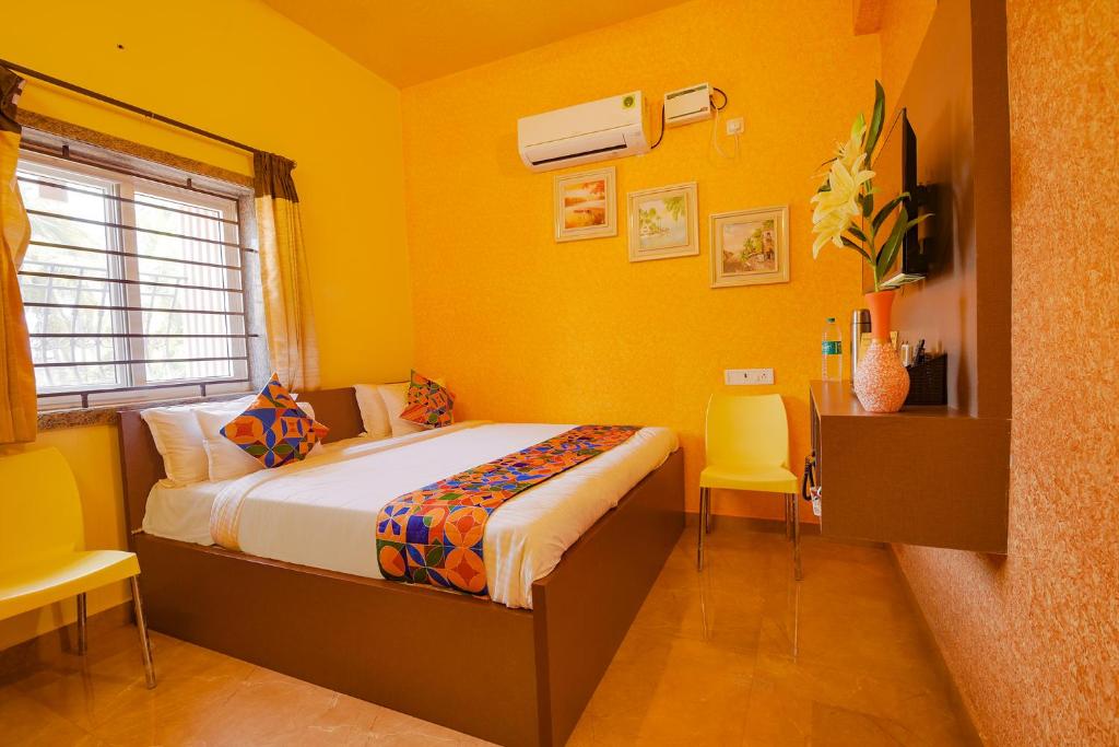 Postel nebo postele na pokoji v ubytování FabHotel Vijaylakshmi Stay Inn - Nr Chennai International Airport