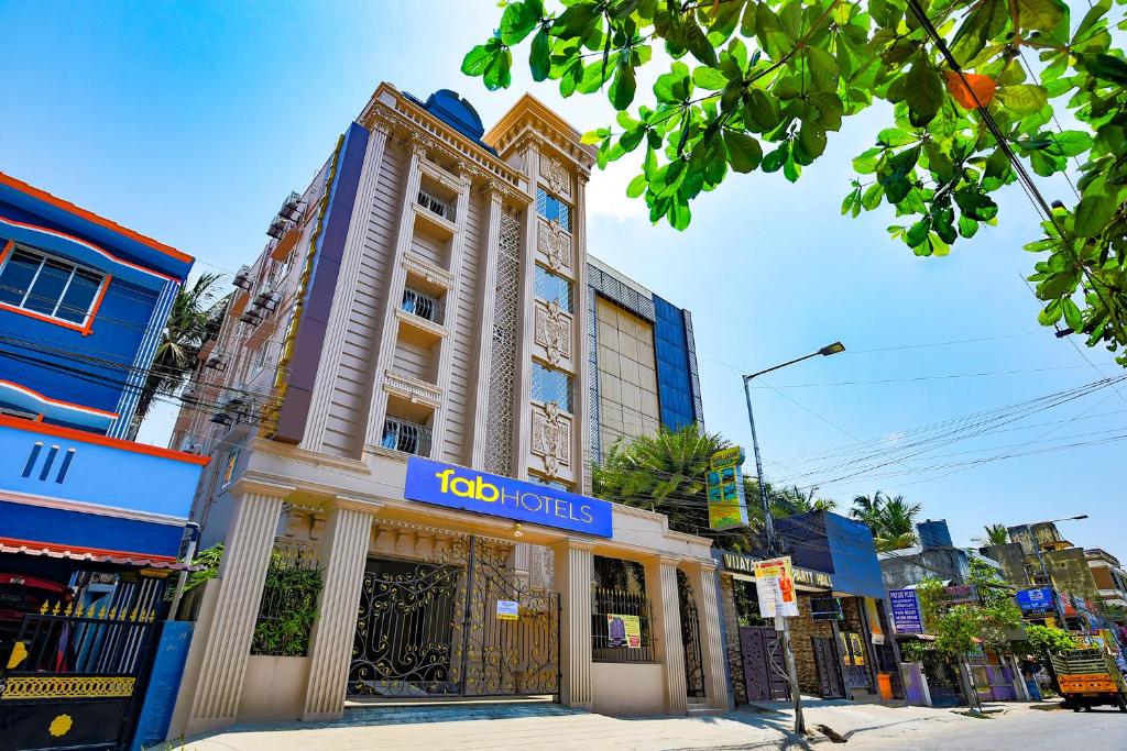 um edifício com uma placa que lê hotéis ídolos numa rua em FabHotel Vijaylakshmi Stay Inn em Chennai