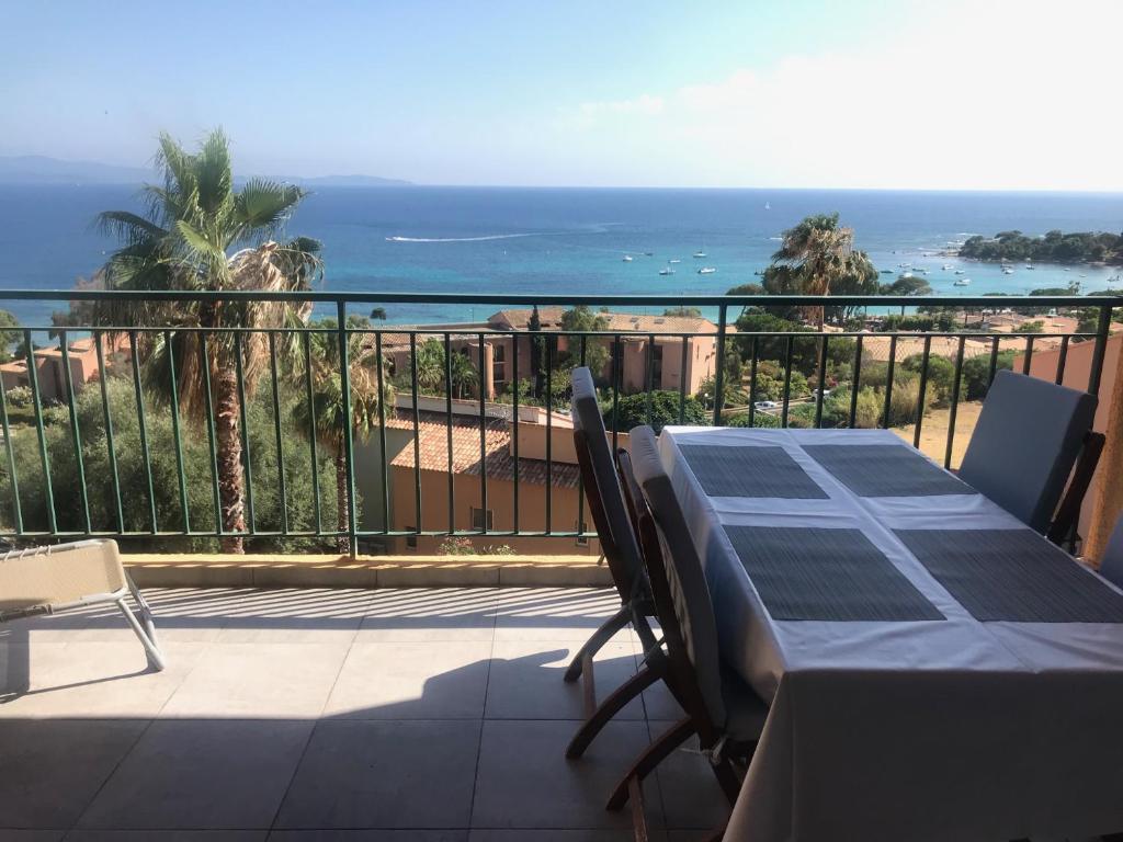 - une table sur un balcon avec vue sur l'océan dans l'établissement Grand studio route des sanguinaires vue mer panoramique, à Ajaccio