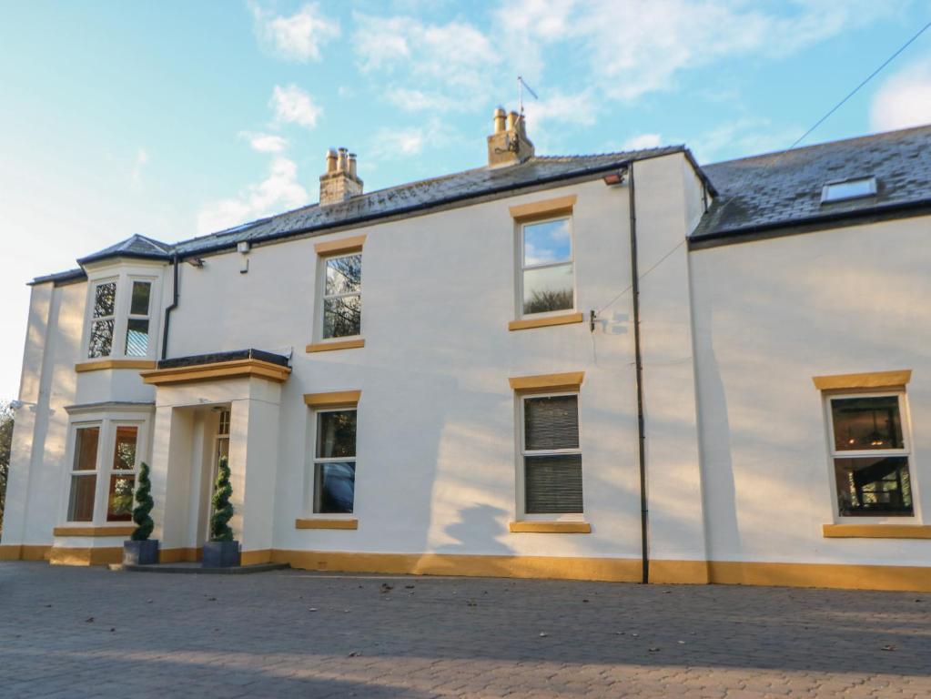 una imagen de una casa blanca en Glebe House, en Seaham