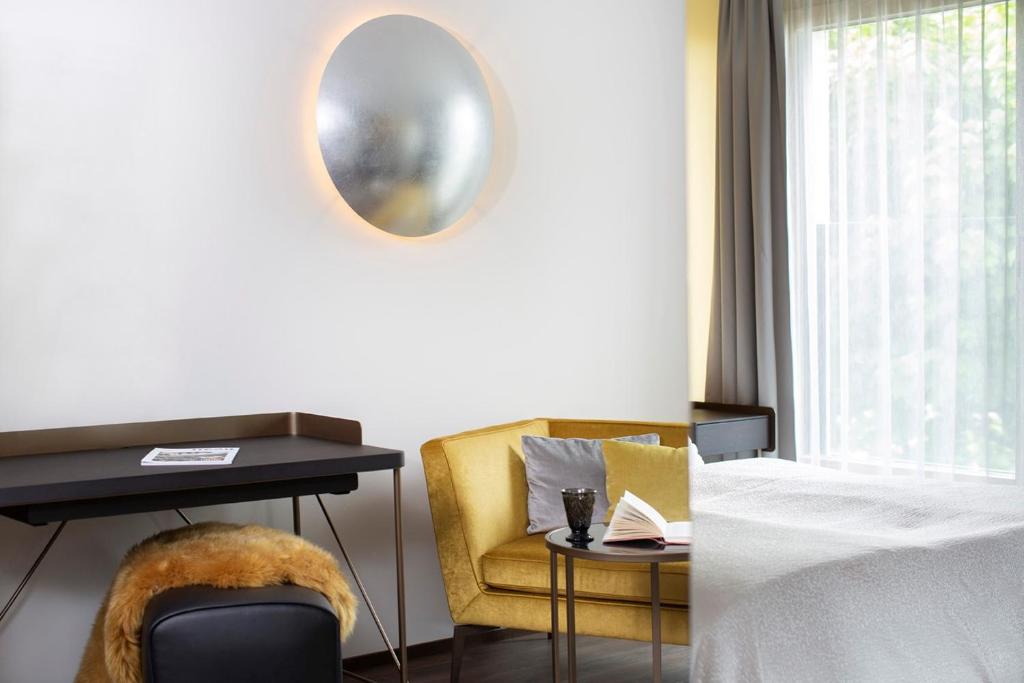 Postel nebo postele na pokoji v ubytování hirschen dornbirn - das boutiquestyle hotel