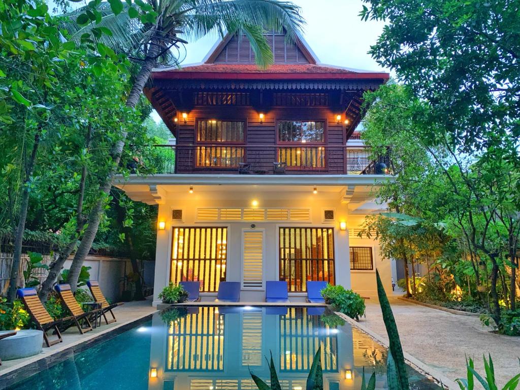 暹粒My Key Polanka Private Villa with Pool的一栋前面有游泳池的房子