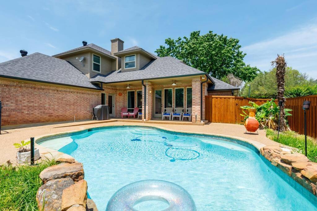 Bazén v ubytování Executive Family Home with Pool in Keller, DFW by HomeStayPros nebo v jeho okolí