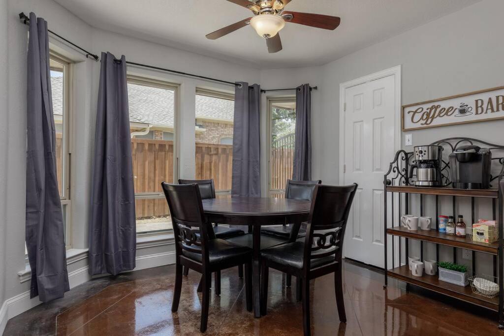 Příslušenství pro přípravu čaje a kávy v ubytování Executive Family Home with Pool in Keller, DFW by HomeStayPros