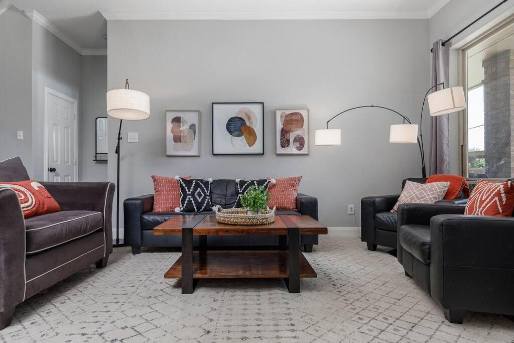 Posezení v ubytování Executive Family Home with Pool in Keller, DFW by HomeStayPros