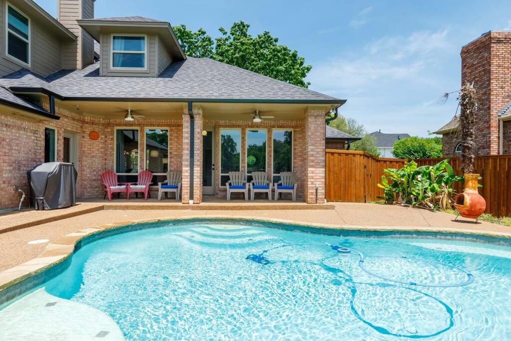 Bazén v ubytování Executive Family Home with Pool in Keller, DFW by HomeStayPros nebo v jeho okolí