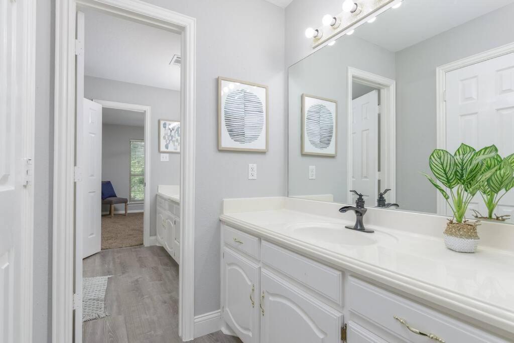 Fotografie z fotogalerie ubytování Executive Family Home with Pool in Keller, DFW by HomeStayPros v destinaci Keller