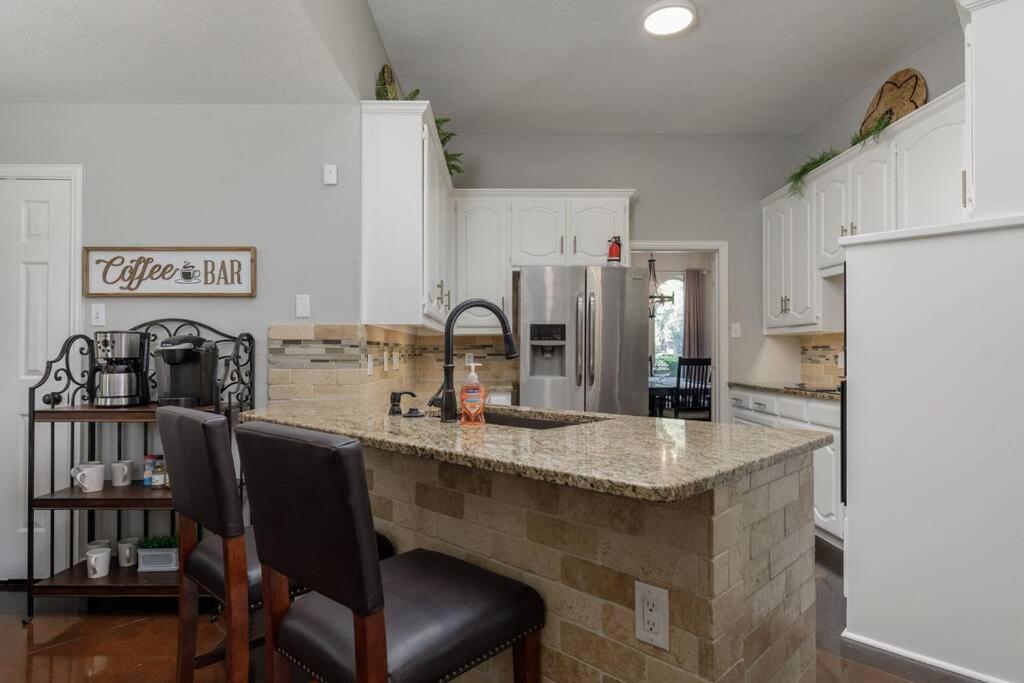 Kuchyň nebo kuchyňský kout v ubytování Executive Family Home with Pool in Keller, DFW by HomeStayPros