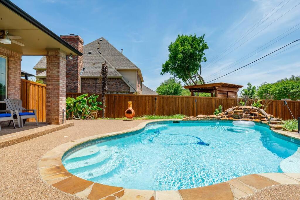 Bazén v ubytování Executive Family Home with Pool in Keller, DFW by HomeStayPros nebo v jeho okolí