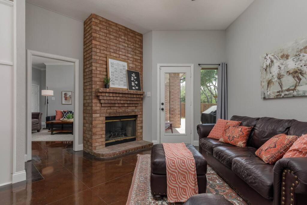 Posezení v ubytování Executive Family Home with Pool in Keller, DFW by HomeStayPros
