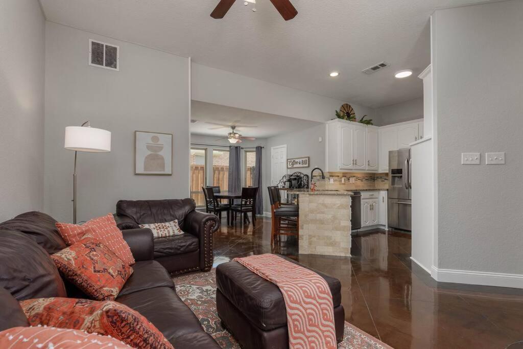 Kuchyň nebo kuchyňský kout v ubytování Executive Family Home with Pool in Keller, DFW by HomeStayPros