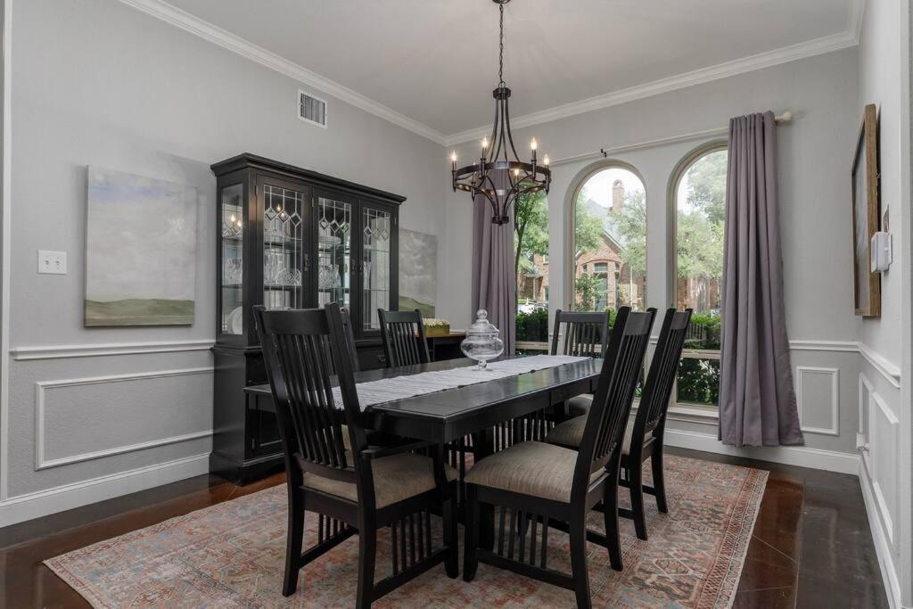 Fotografie z fotogalerie ubytování Executive Family Home with Pool in Keller, DFW by HomeStayPros v destinaci Keller