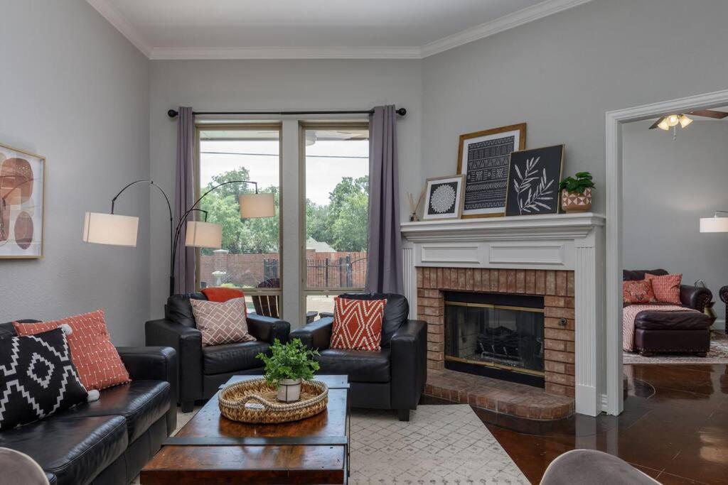 Posezení v ubytování Executive Family Home with Pool in Keller, DFW by HomeStayPros