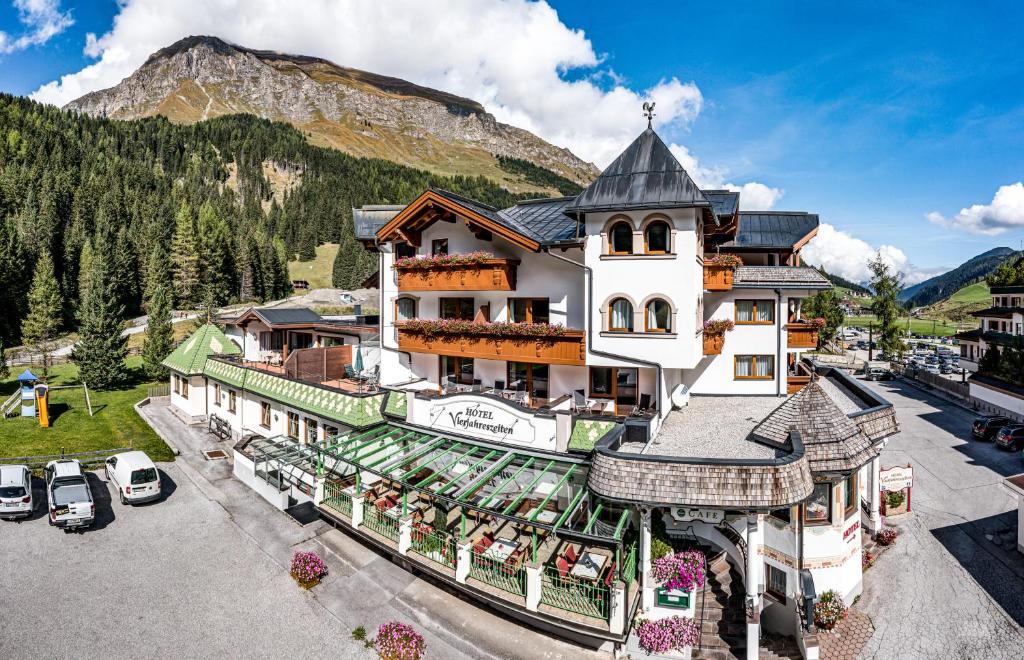 Nespecifikovaný výhled na hory nebo výhled na hory při pohledu z hotelu