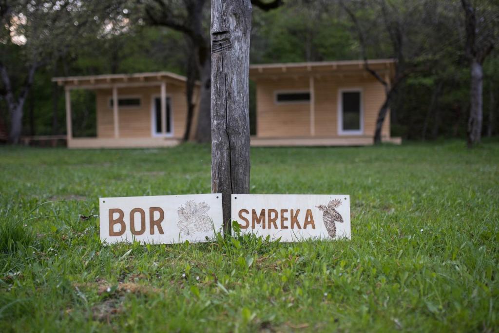 Budova, kde se kemp nachází