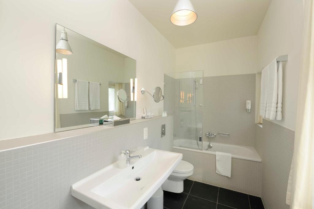Koupelna v ubytování Alma Hotel