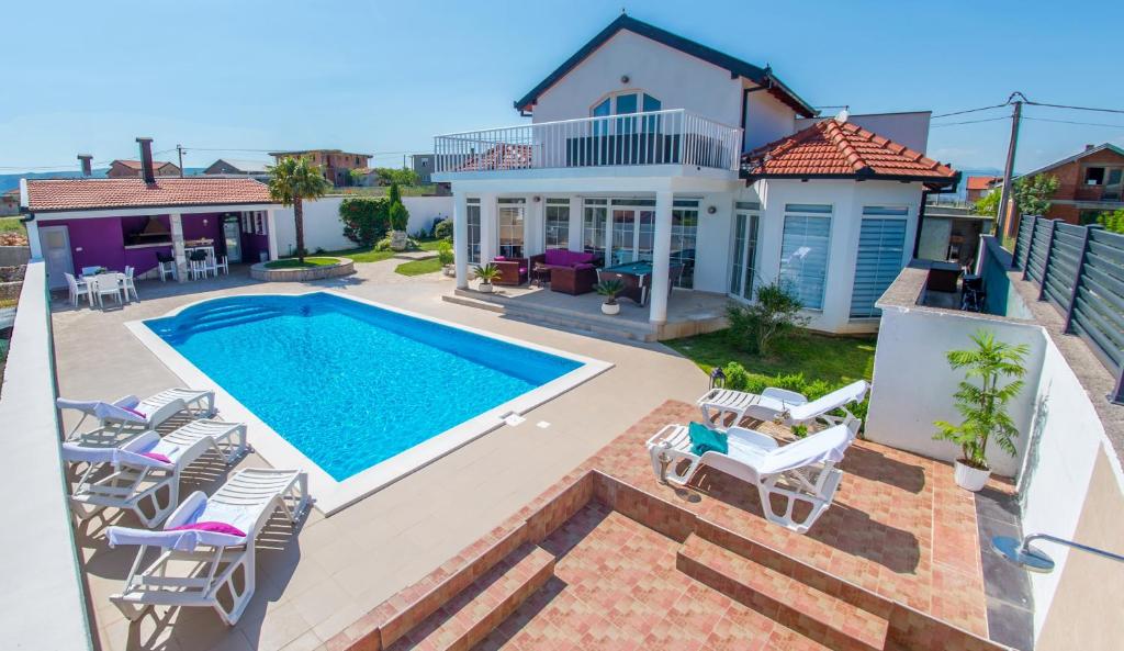 Villa con piscina y casa en Luxury Villa Horizon en Blagaj
