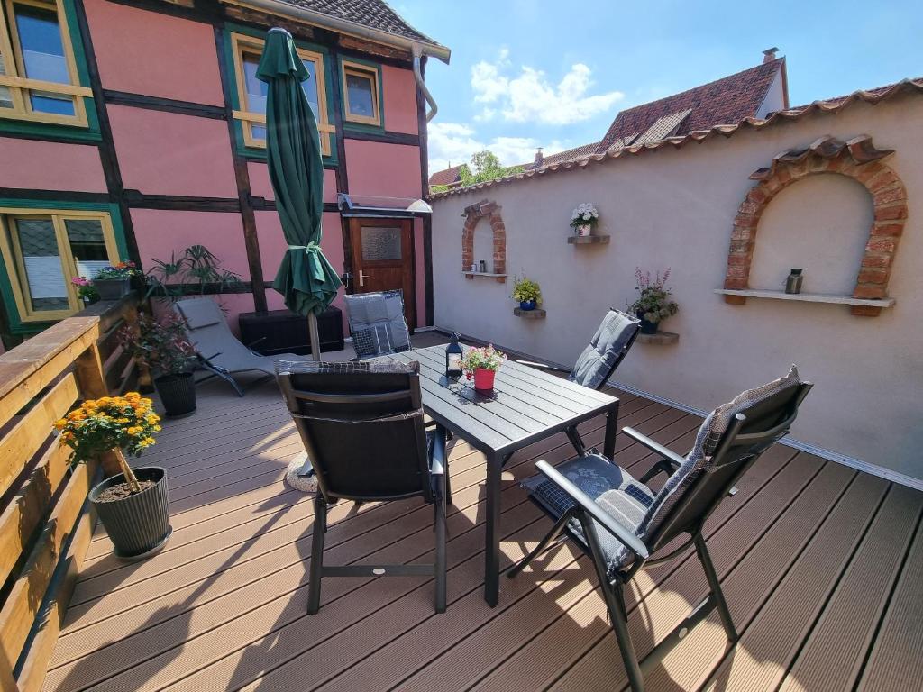 een terras met een tafel en stoelen en een gebouw bij Ferienwohnung Goldstr.7 in Quedlinburg