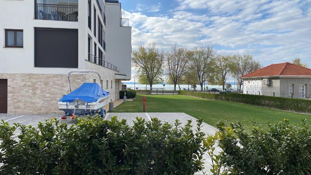 a blue object is parked in front of a building at Luxus Apartment direkt am See in Csopak