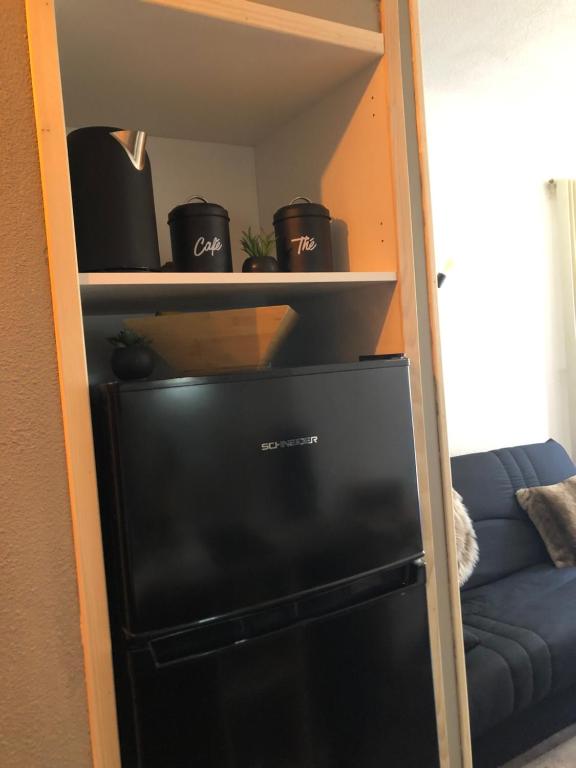 Televízia a/alebo spoločenská miestnosť v ubytovaní Charmant studio au pieds des remontées mécaniques.