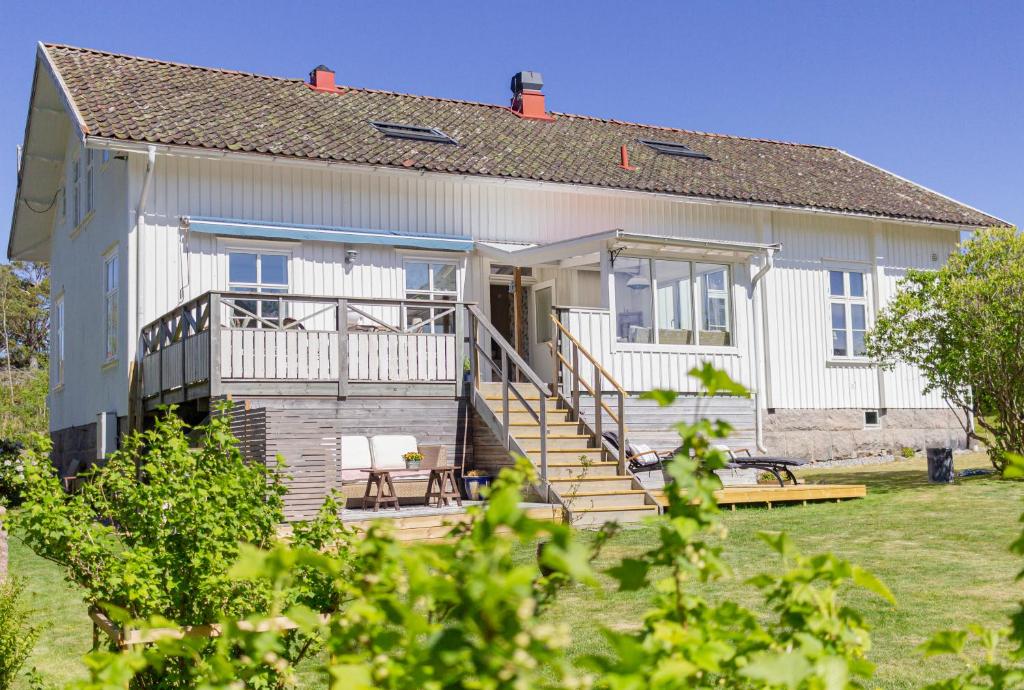 duży biały dom z werandą i schodami w obiekcie Rosenhill Bed & Breakfast w mieście Grebbestad