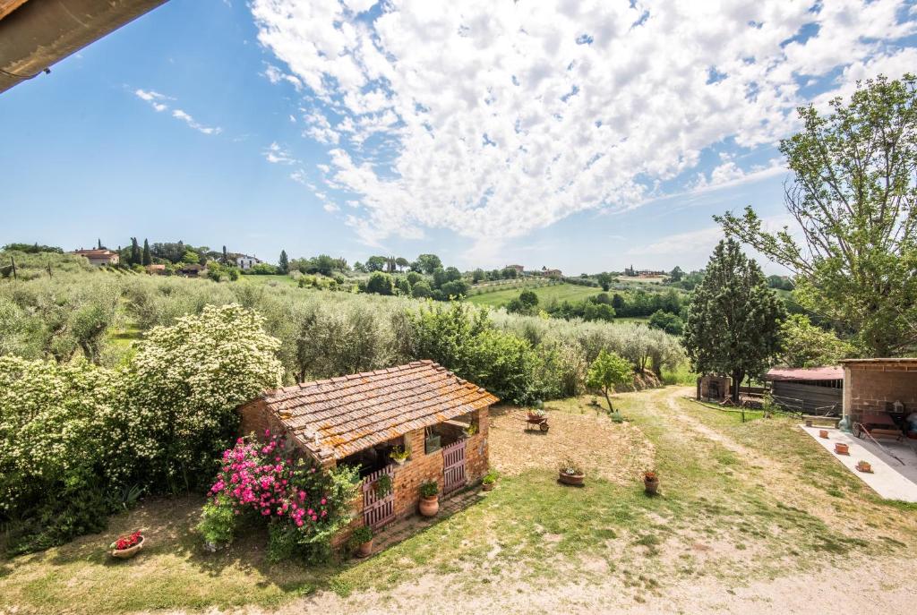 een extern uitzicht op een huis met een tuin bij La Dimora delle Volpi in Foiano della Chiana