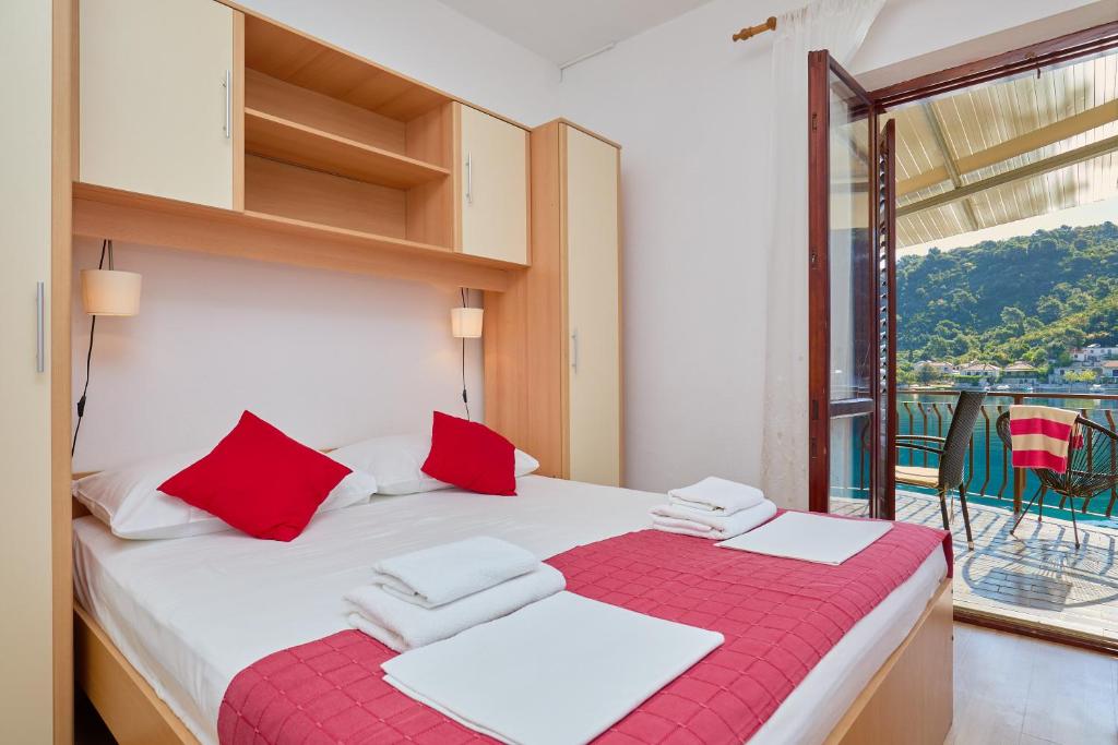 Postel nebo postele na pokoji v ubytování BOCA - 3 Bedroom apartment by the sea