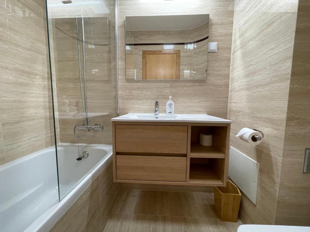 Kylpyhuone majoituspaikassa Figueira Centro Apartment by Rent4All
