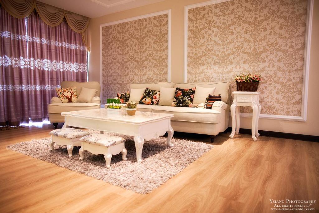 ein Wohnzimmer mit einem Sofa und einem Couchtisch in der Unterkunft Pearl Rice Garden (European Style) in Sekinchan
