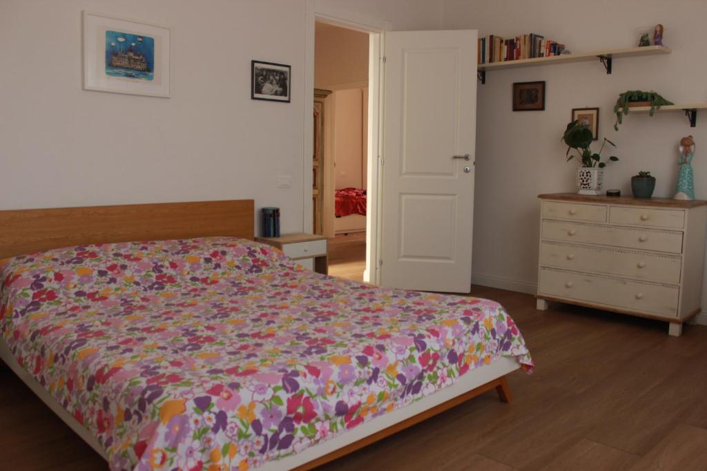 een slaapkamer met een bed en een dressoir bij B&B Renaio in Fiesole