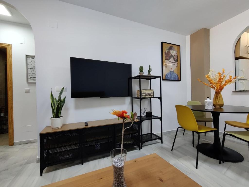 TV a/nebo společenská místnost v ubytování Precioso apartamento con piscina cerca de la playa TORROX COSTA
