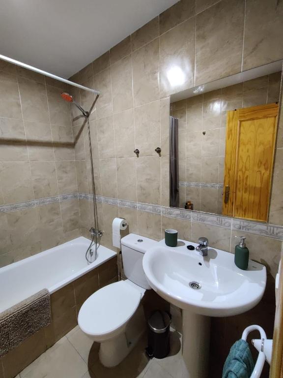 Koupelna v ubytování Precioso apartamento con piscina cerca de la playa TORROX COSTA
