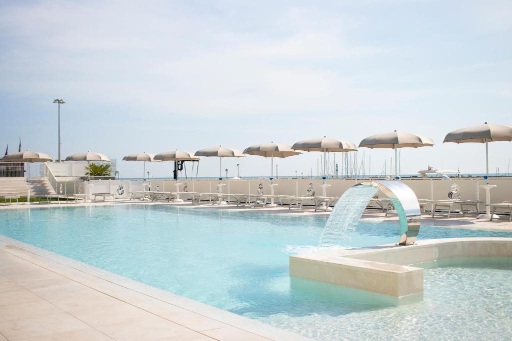 Bazén v ubytování Hotel Scogliera nebo v jeho okolí