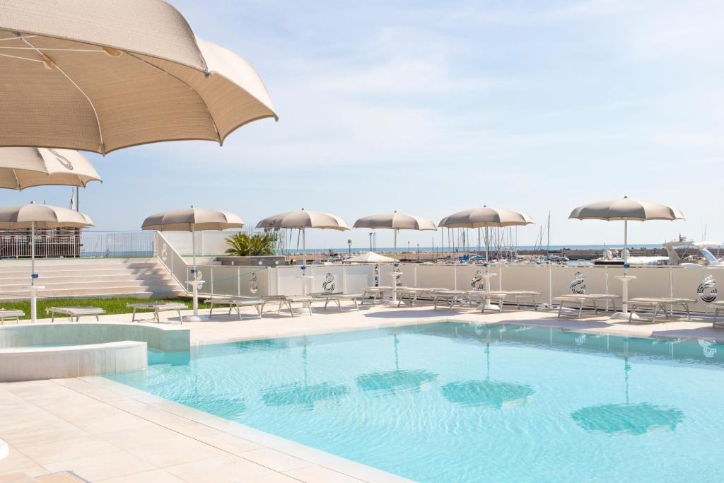 Bazén v ubytování Hotel Scogliera nebo v jeho okolí