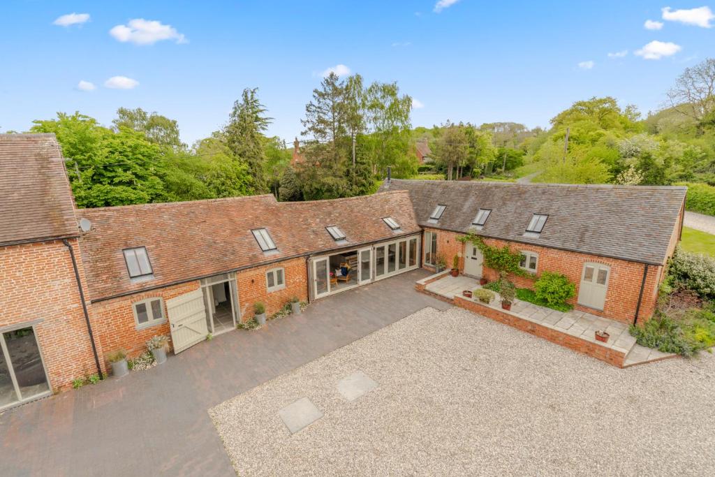 una vista aérea de una casa con patio en The Barn at Kington Grange, en Claverdon