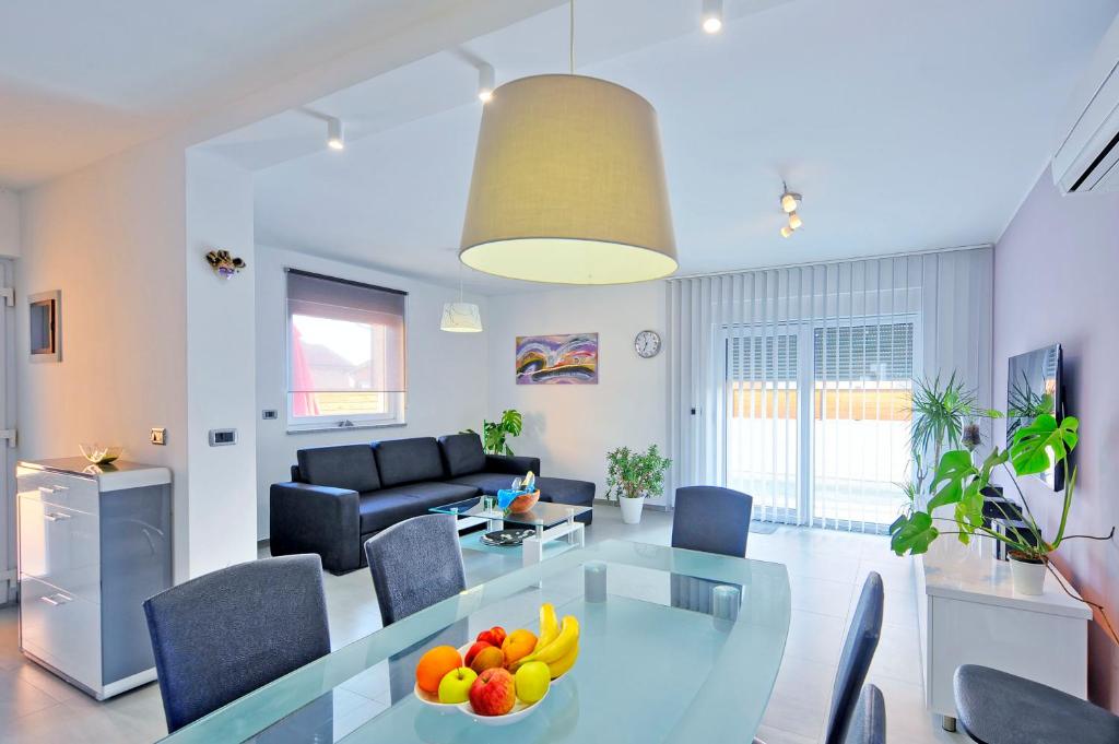 salon ze szklanym stołem i owocami w obiekcie Villa with private pool in village Jadreški w Puli