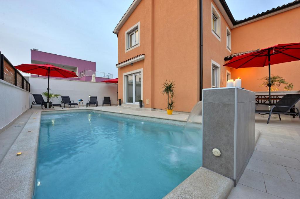 Basen w obiekcie Villa with private pool in village Jadreški lub w pobliżu