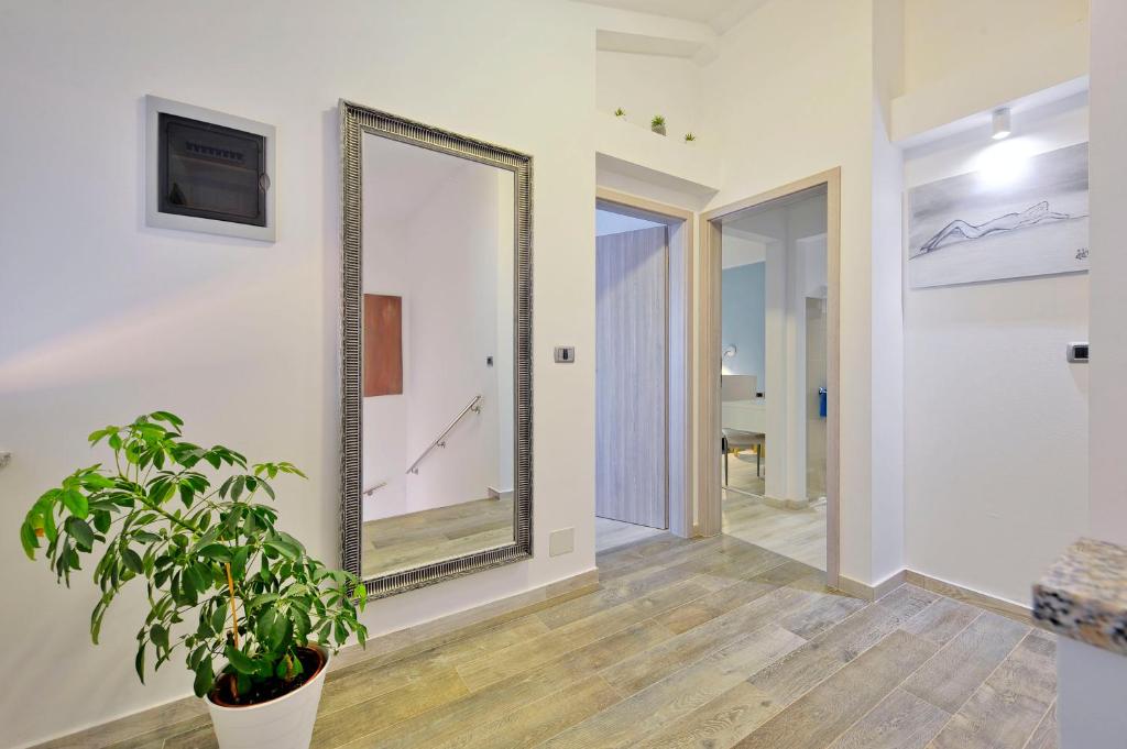 Telewizja i/lub zestaw kina domowego w obiekcie Villa with private pool in village Jadreški