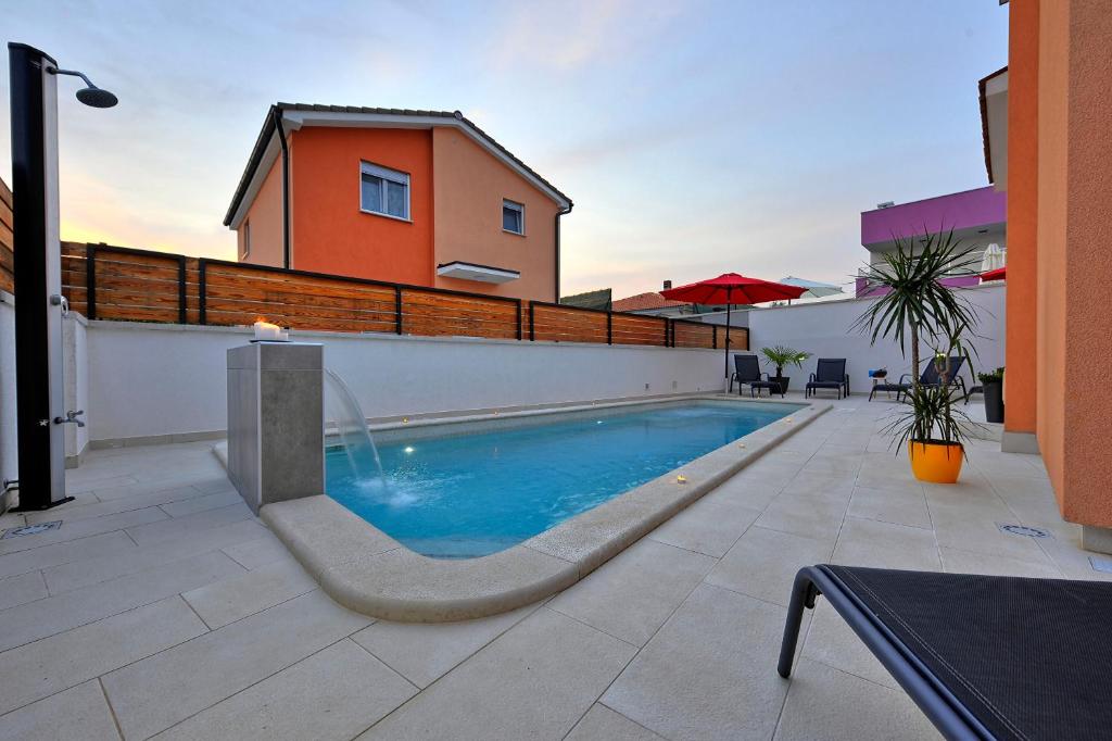 Basen w obiekcie Villa with private pool in village Jadreški lub w pobliżu
