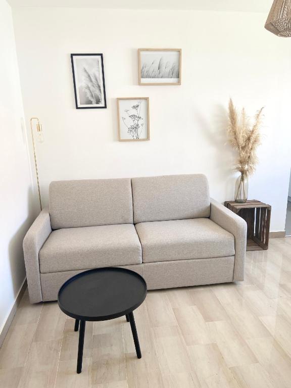 - un salon avec un canapé et une table basse dans l'établissement Excellent emplacement: plein cœur de ville, Croisette et rue d’Antibes, à Cannes