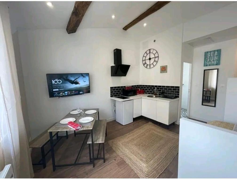 cocina con mesa y fregadero en The California Dream - hyper-centre - 2mn gare SNCF - WIFI NETFLIX gratuit, en Niort