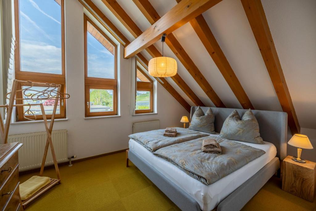 Postel nebo postele na pokoji v ubytování Exklusives Josenhaus mit See- und Alpenblick & Gartensauna