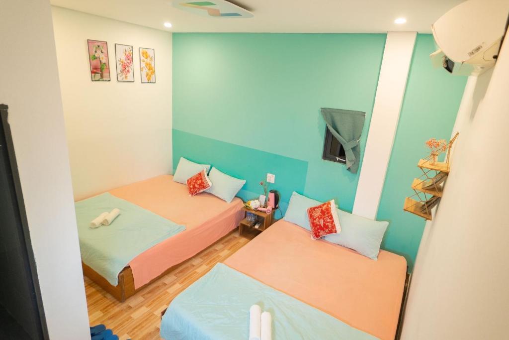 Un pat sau paturi într-o cameră la Như Ngọc Motel