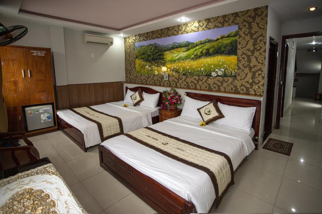 Postel nebo postele na pokoji v ubytování Cong Thuong Hotel