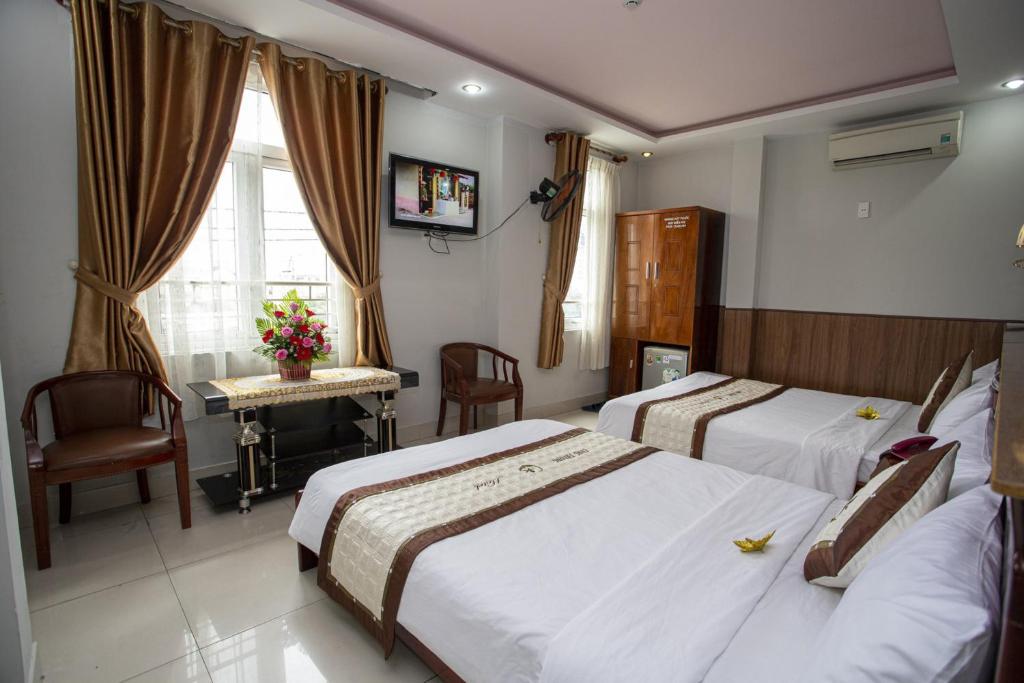Postel nebo postele na pokoji v ubytování Cong Thuong Hotel