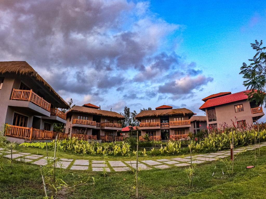 una fila de edificios con un cielo azul en el fondo en Hotel Sonar Bangla Sundarban, en Gosāba