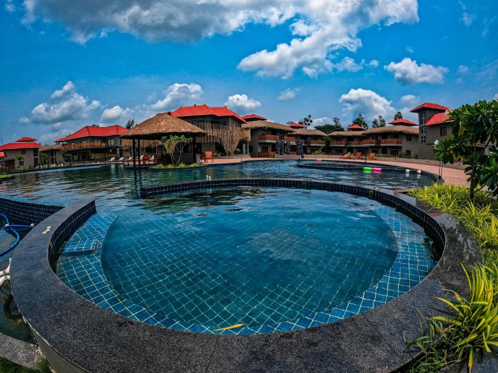 Bazén v ubytování Hotel Sonar Bangla Sundarban nebo v jeho okolí